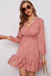 Robe imprimée à col surplis et manches bouffantes avec ourlet à volants